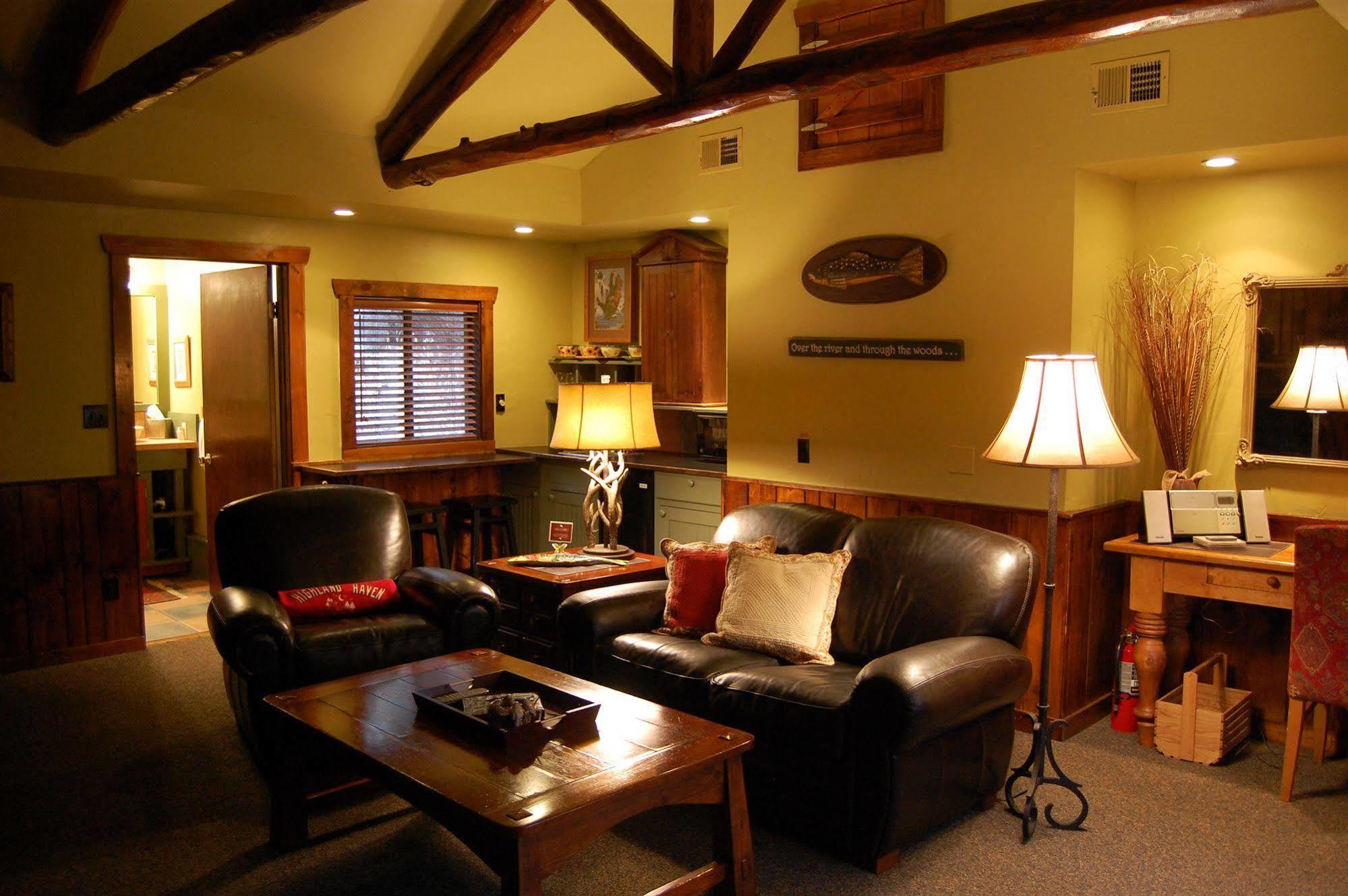 Highland Haven Creekside Inn エバーグリーン エクステリア 写真