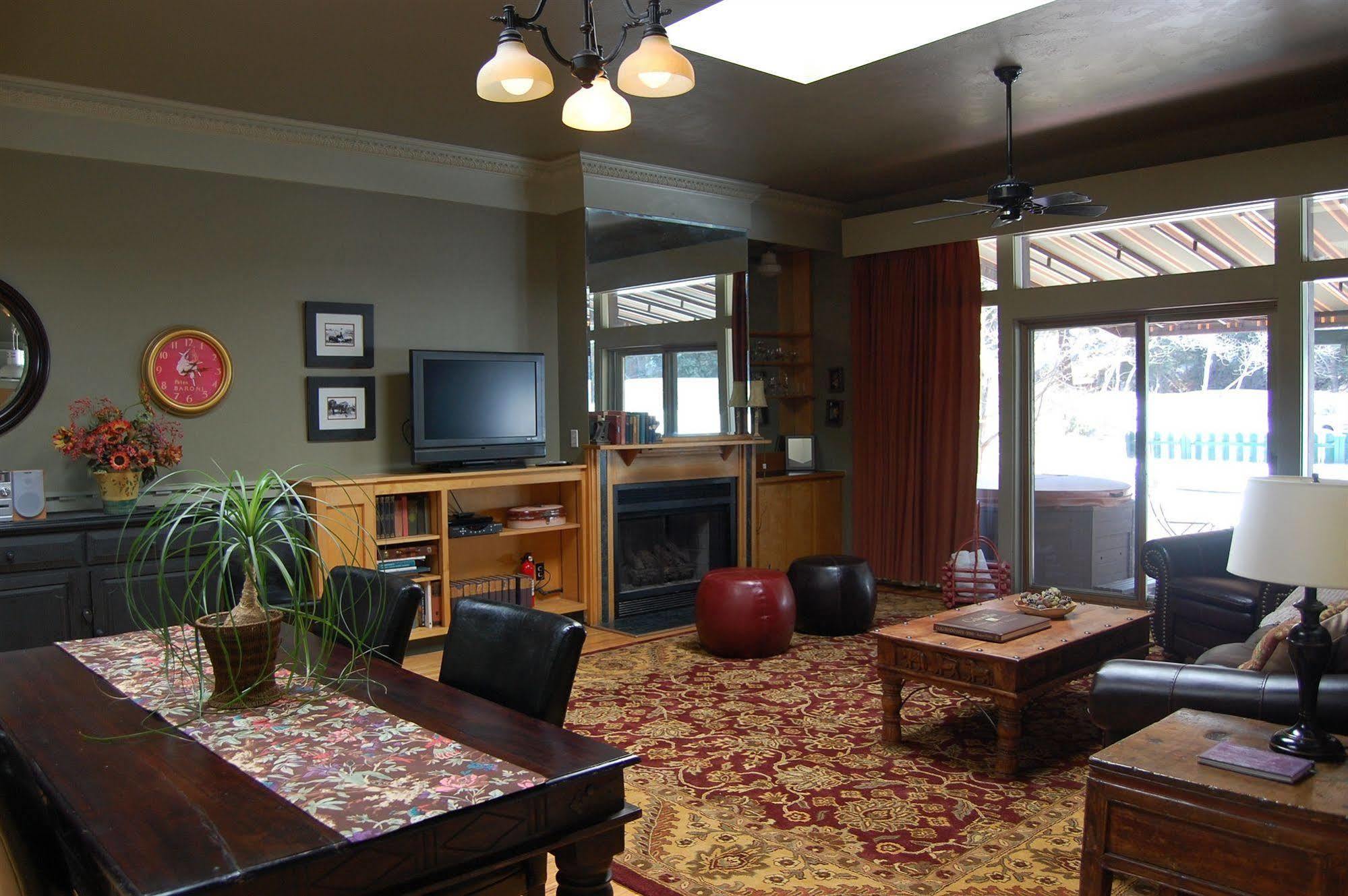 Highland Haven Creekside Inn エバーグリーン エクステリア 写真