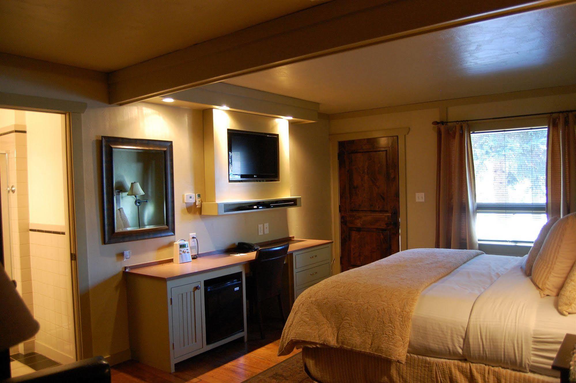 Highland Haven Creekside Inn エバーグリーン エクステリア 写真