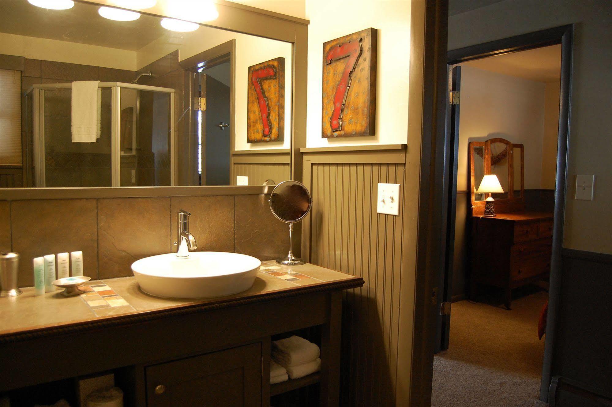 Highland Haven Creekside Inn エバーグリーン エクステリア 写真