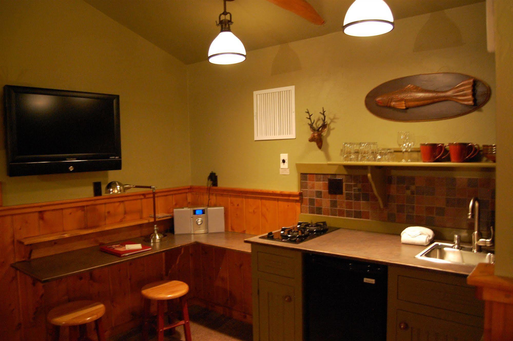 Highland Haven Creekside Inn エバーグリーン エクステリア 写真