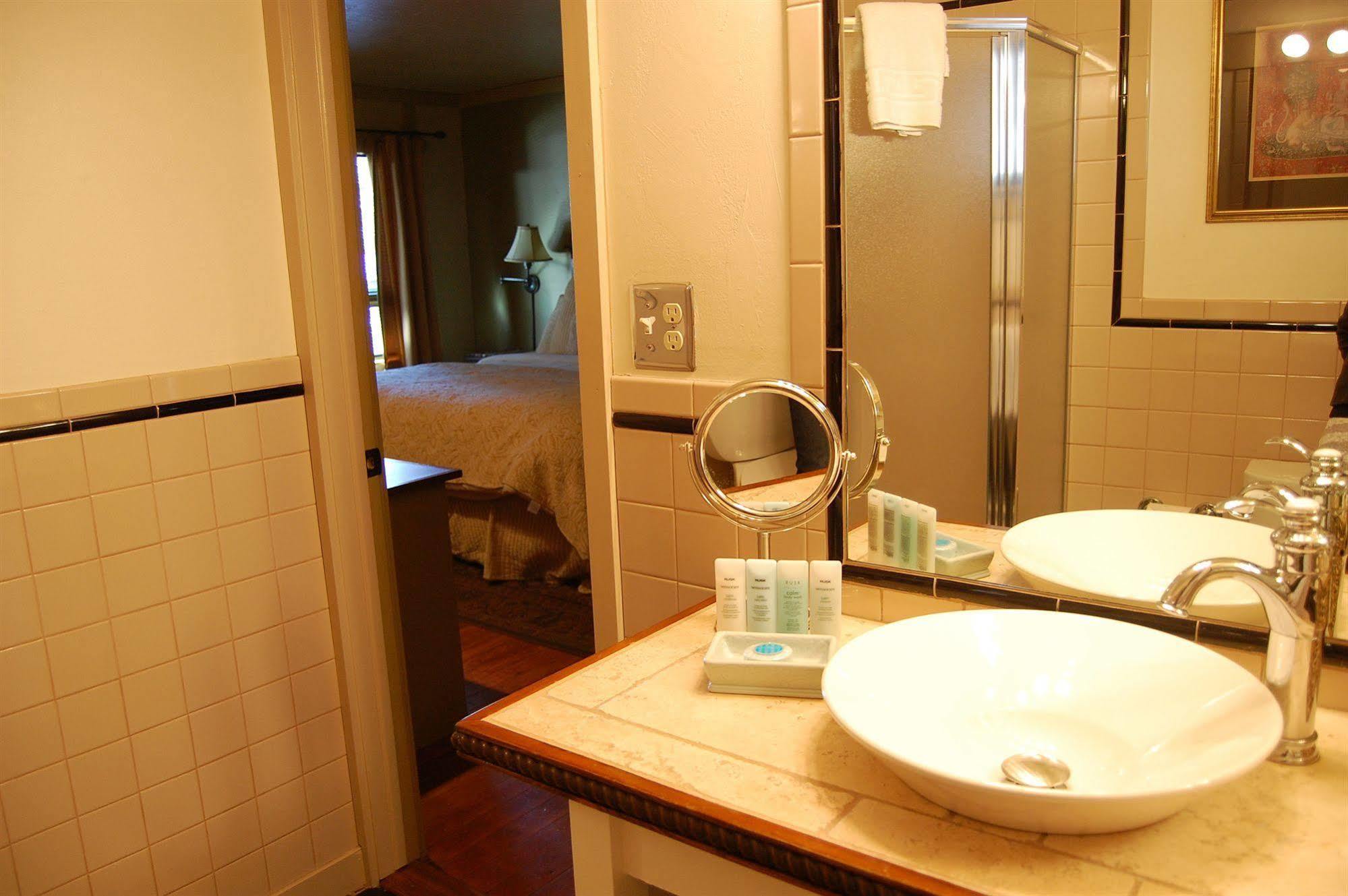 Highland Haven Creekside Inn エバーグリーン エクステリア 写真
